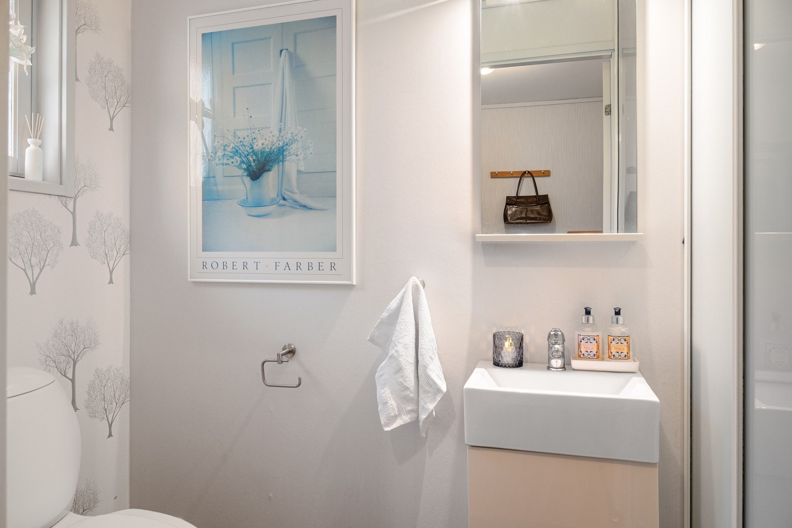 Gjeste wc, med tilkomst fra gang/entrè. Galleribilde