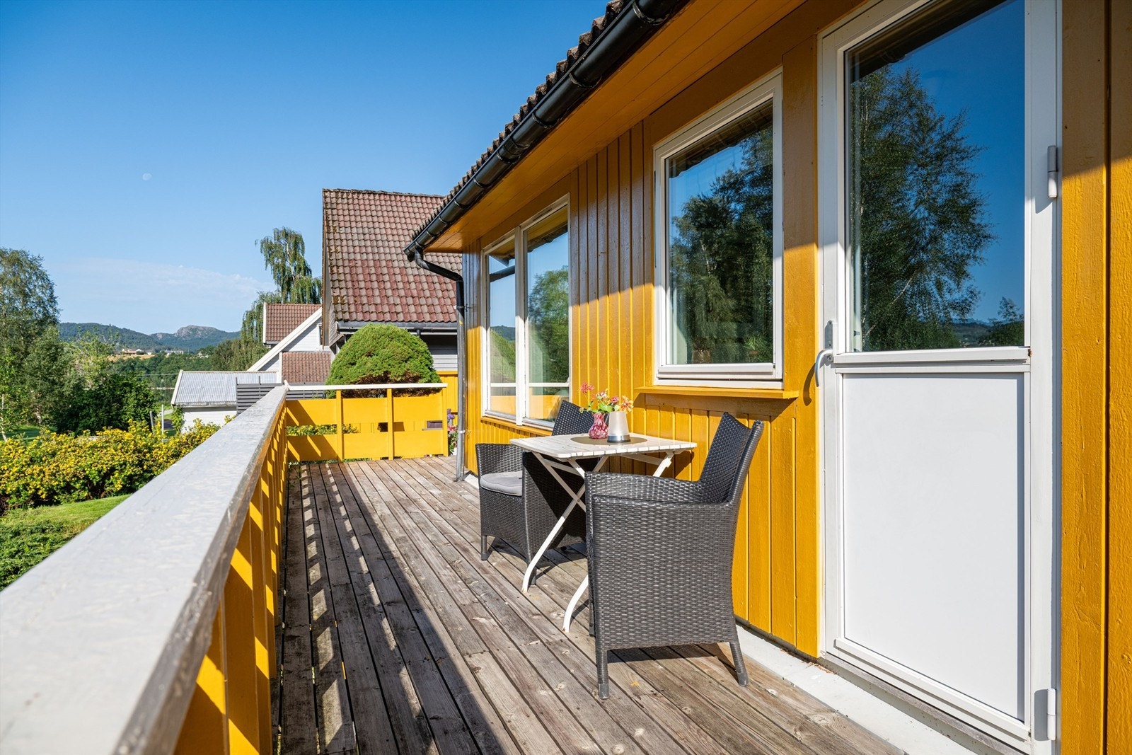 Eiendommen har flere uteplasser som kan nytes og mulighet for å flytte seg med tanke på innsyn/utsyn/sol/vind osv. Galleribilde