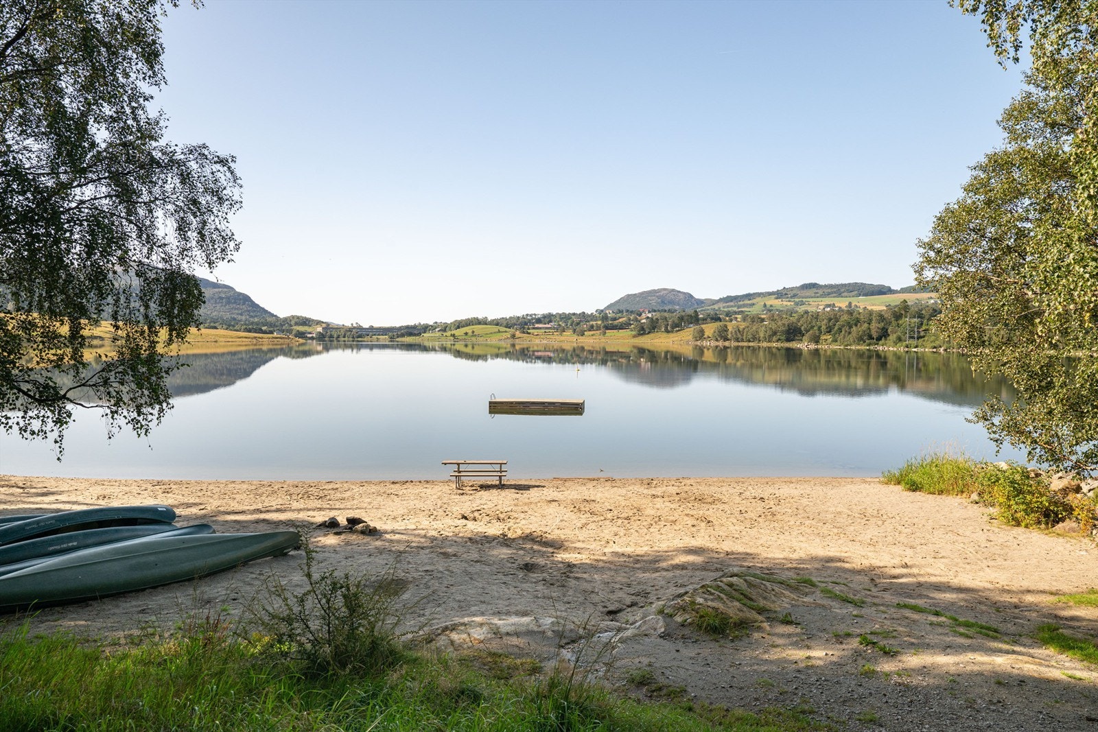 Et par minutters gange fra huset, ligger koselig badestrand. Det er også balløkker og givende rekreasjonsareal i hele området.
Vi takker for interessen i denne eiendommen og ønsker velkommen til visning, eller ta kontakt med megler om det er spørsmål Galleribilde