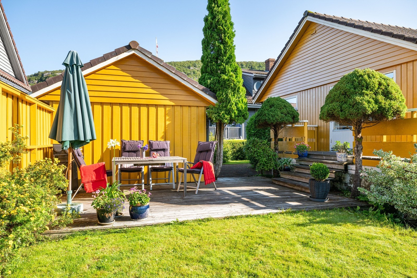 Et lunt og herlig solhjørne hvor nordavinden ikke slipper til. En mye brukt plass som garantert vil nytes i mange år fremover for de nyere eiere av denne kjekke eiendommen. Galleribilde