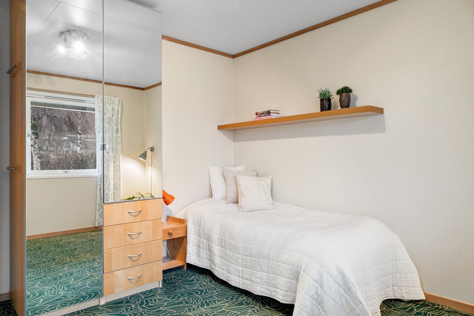 Disponibelt rom ifølge tegning, men brukt i alle år som soverom. Dermed ikke søkt bruksendring hos kommunen og pr. i dag ikke et godkjent soverom Galleribilde