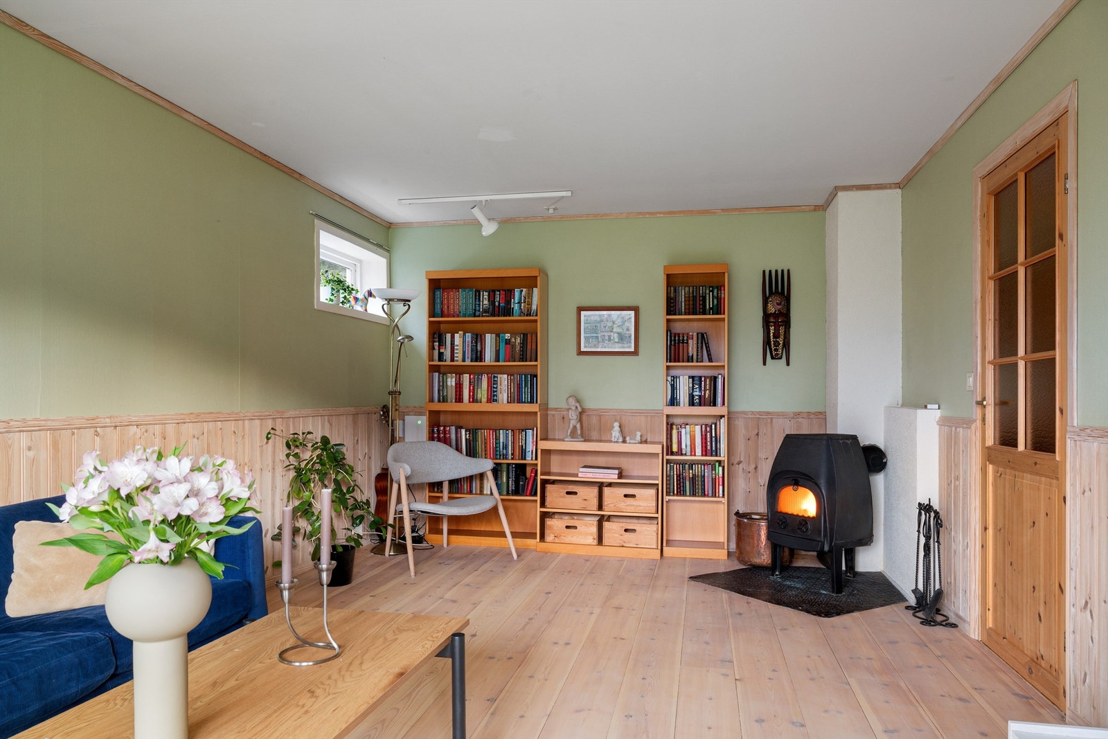 TV - stuen ned har også praktisk vedovn for kos og ekstra varme ved ønske og behov. Galleribilde