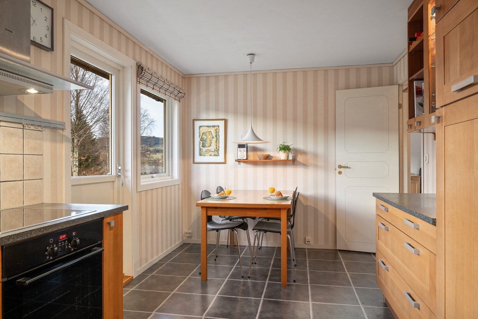 Spiseplass på kjøkken. Galleribilde