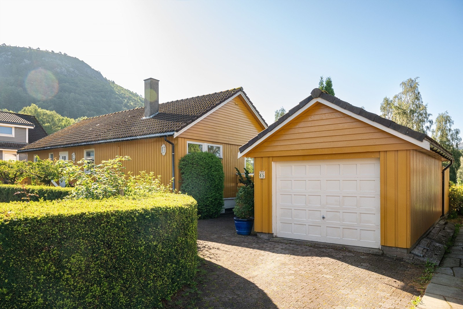 Steinbelagt gårdsrom med mulighet for parkering foran egen garasje. Galleribilde