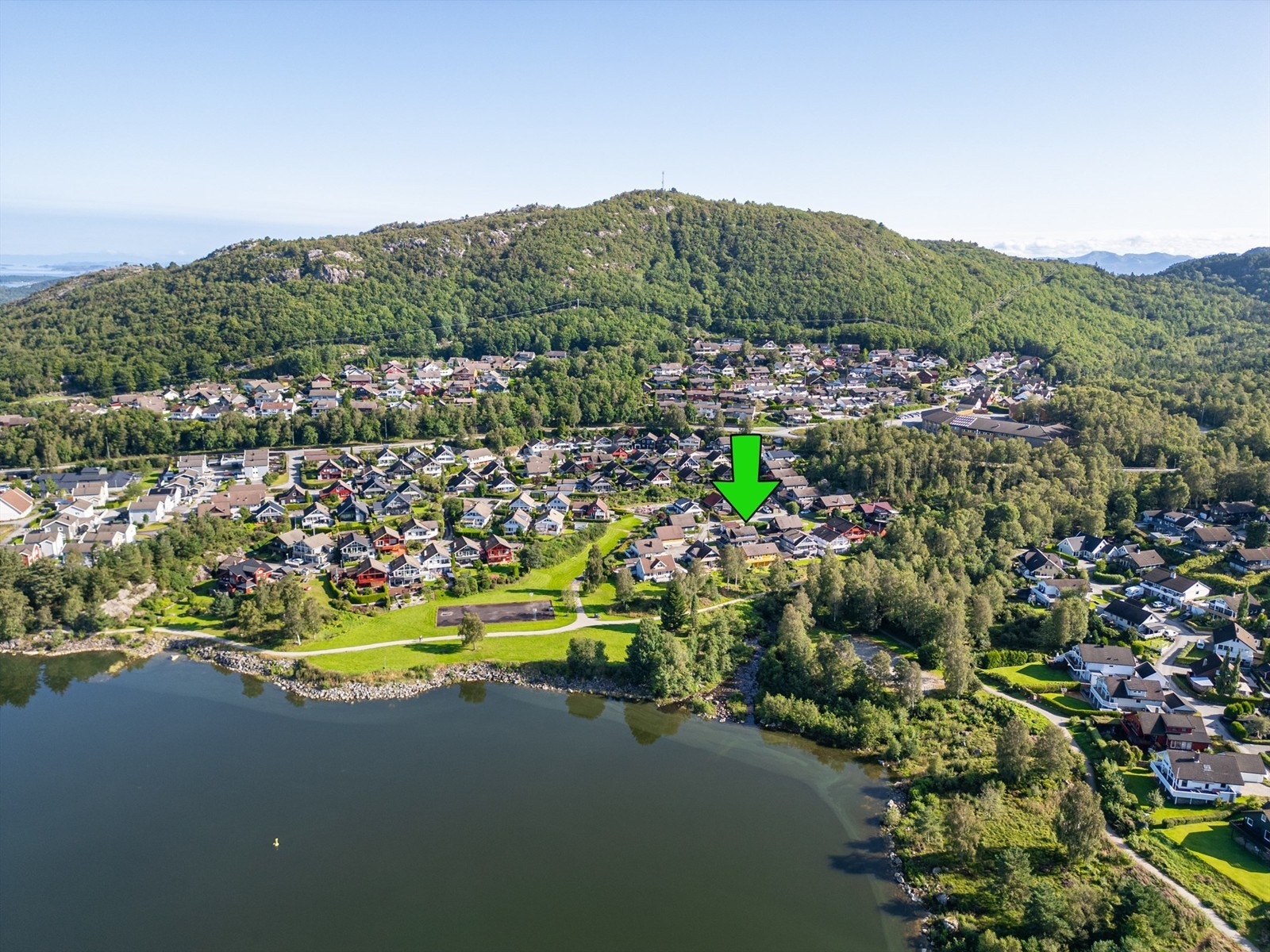 Eiendommen grenser til friareal ned mot Frøylandsvatnet. Et herlig rekreasjonsareal, med balløkke, badestrand og turløyper m.m.
Foto: Kristine Tofte Galleribilde