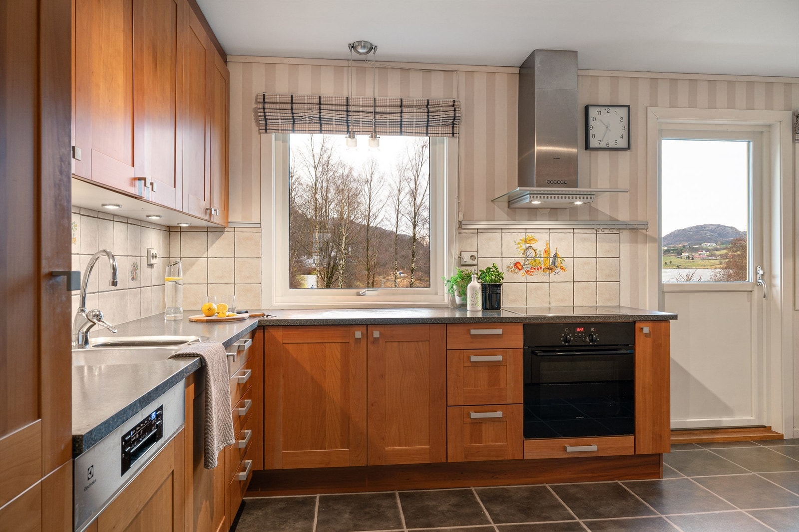 Kjøkken. Herfra der det også et flott utsyn og dør direkte ut. Galleribilde