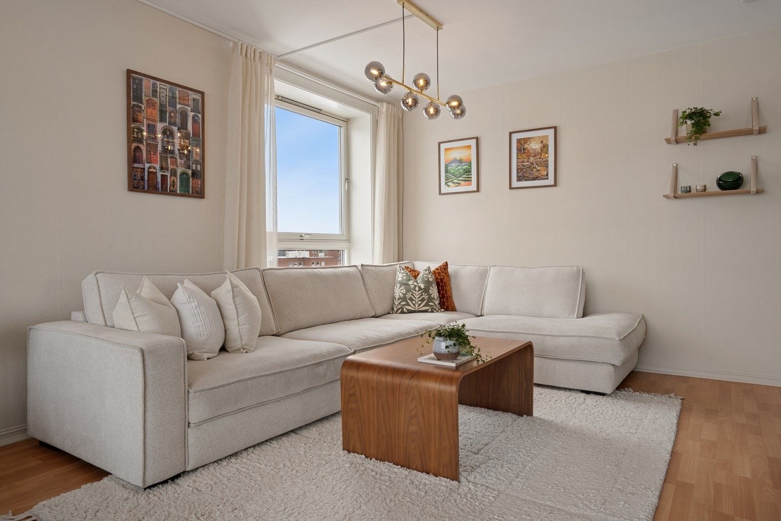 Praktisk og romslig planløsning som inneholder entré, stue, kjøkken, bad, innvendig bod og soverom. Galleribilde