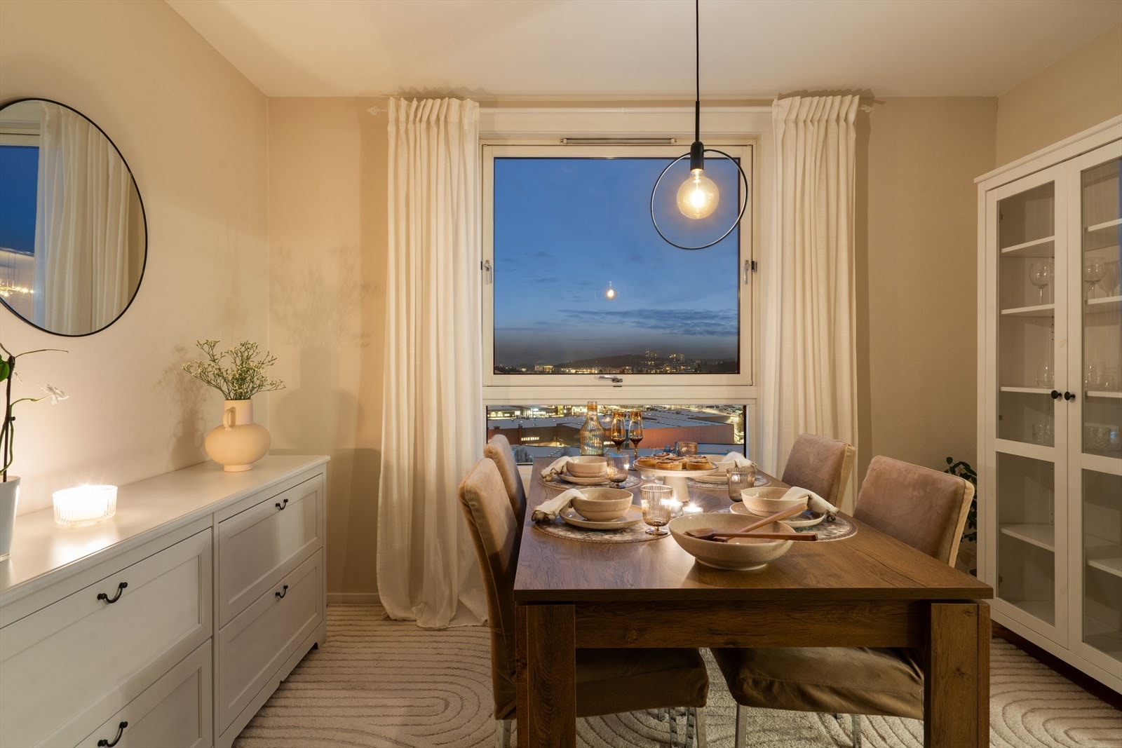 Leiligheten har et romslig kjøkken med god plass til spisebord. Galleribilde