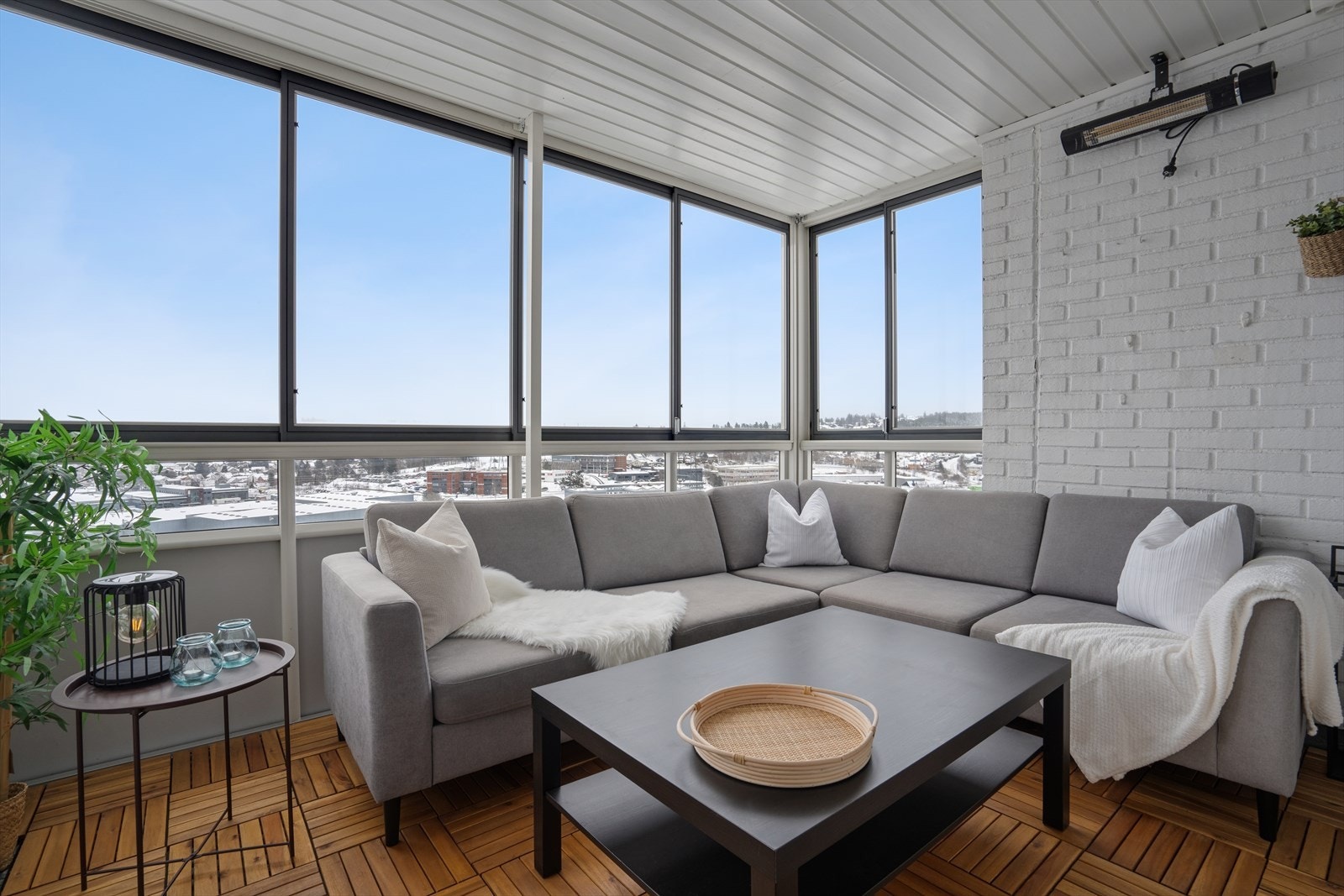 Fra stuen er det utgang til en innglasset balkong på ca. 9 kvadratmeter. Galleribilde