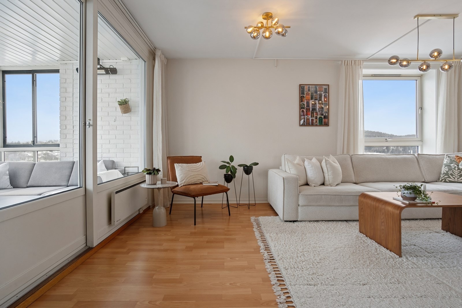 Her er det store vindusflater som slipper inn rikelig med naturlig sollys. Galleribilde