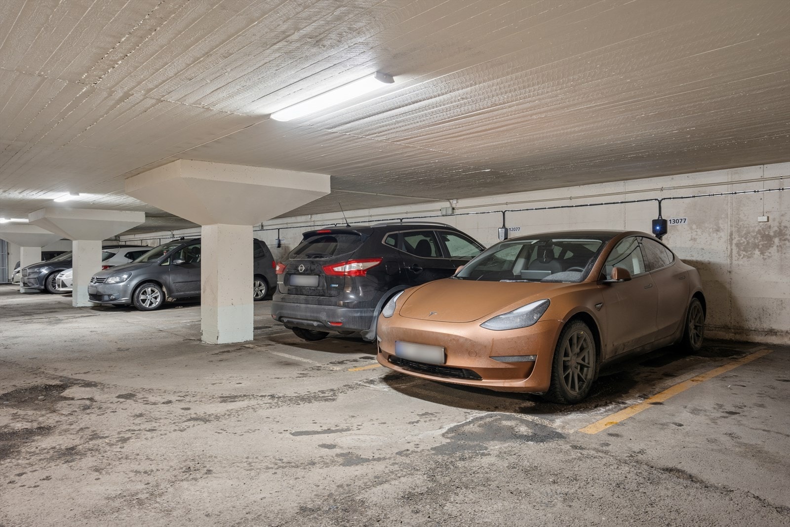 Fast garasjeplass med elbillader i felles garasjeanlegg. Galleribilde