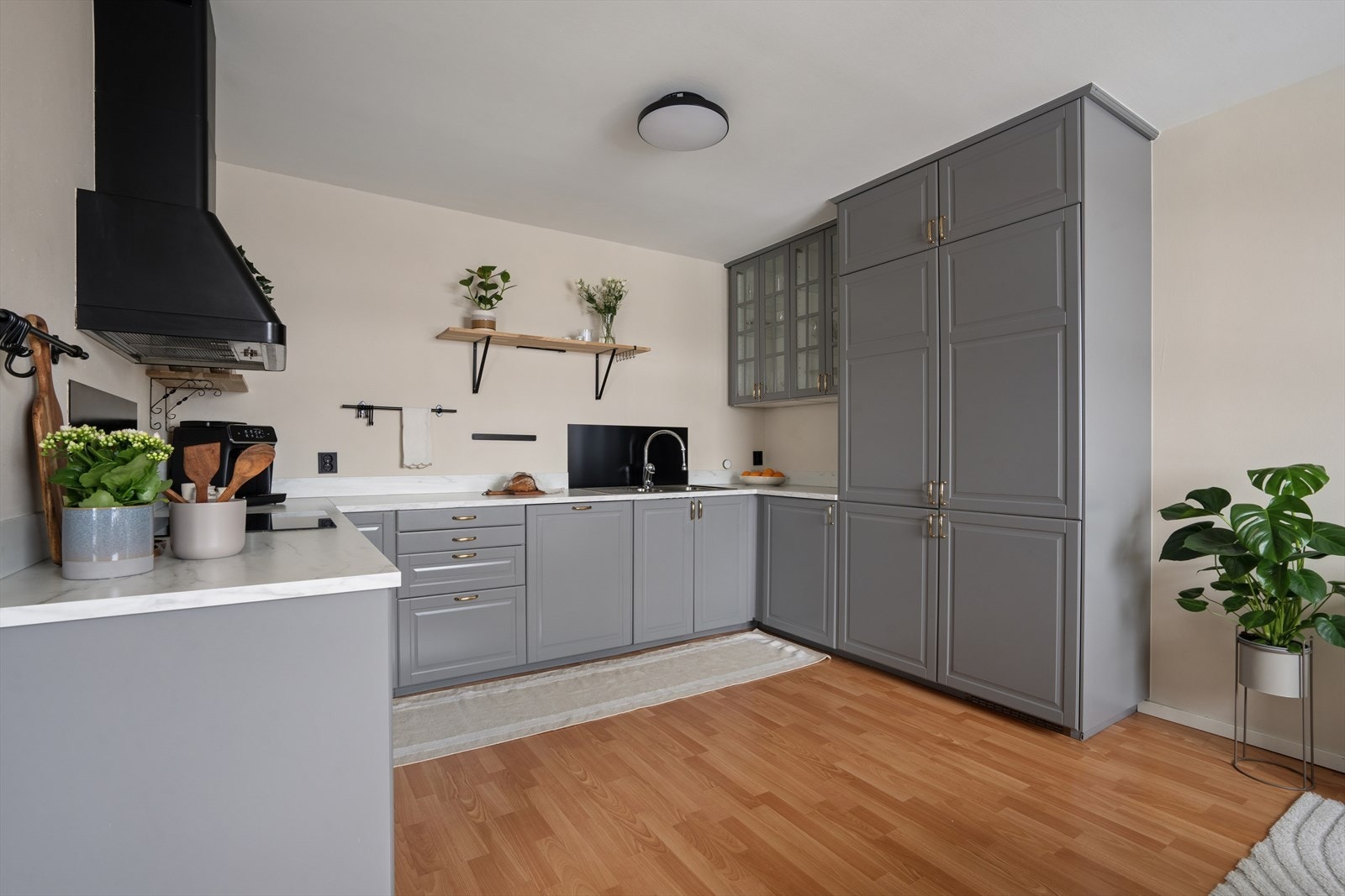 Moderne kjøkkeninnredning fra 2020. Galleribilde