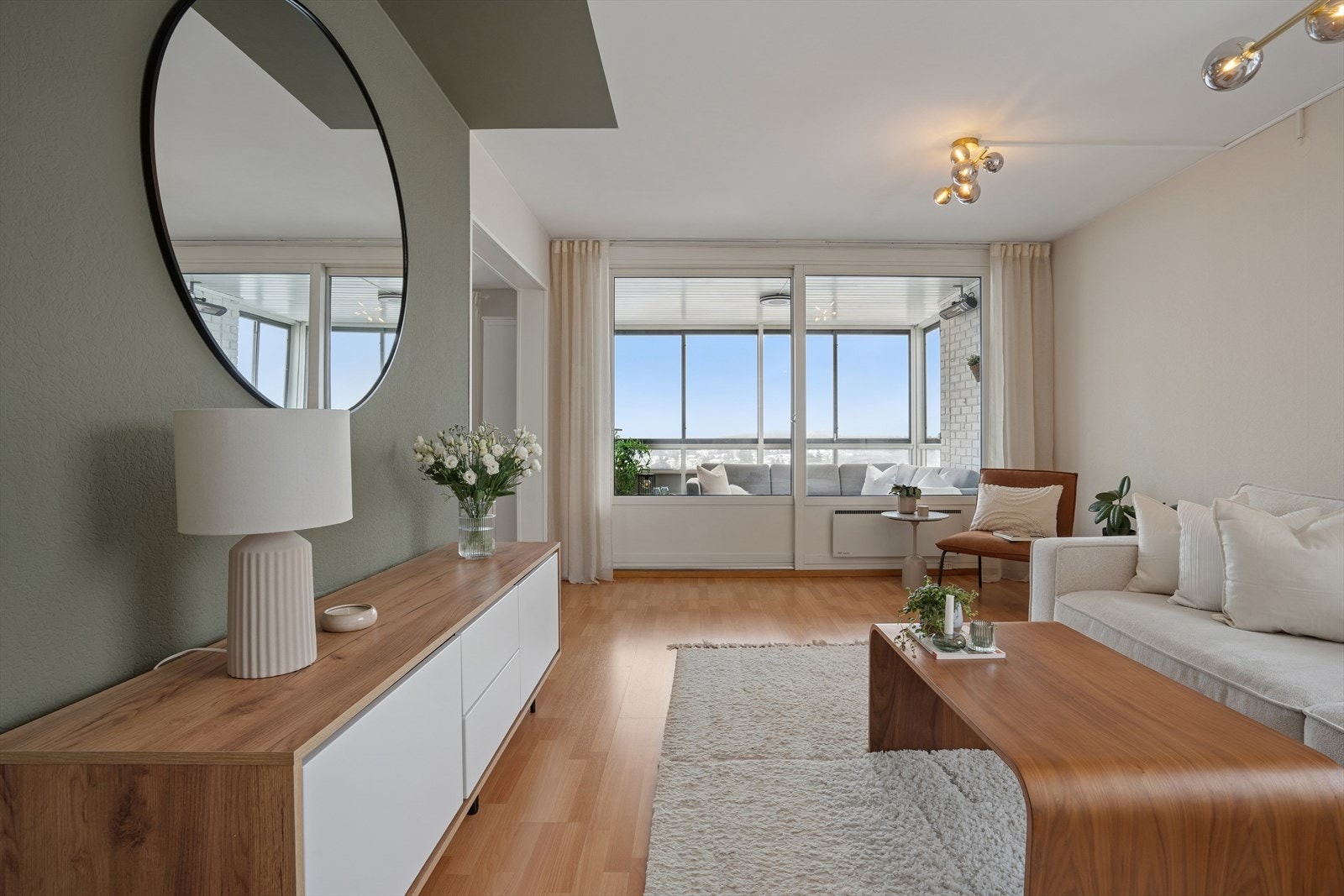 Leiligheten ligger i høyt og fritt til i byggets 13. etasje og har adkomst via heis. Galleribilde