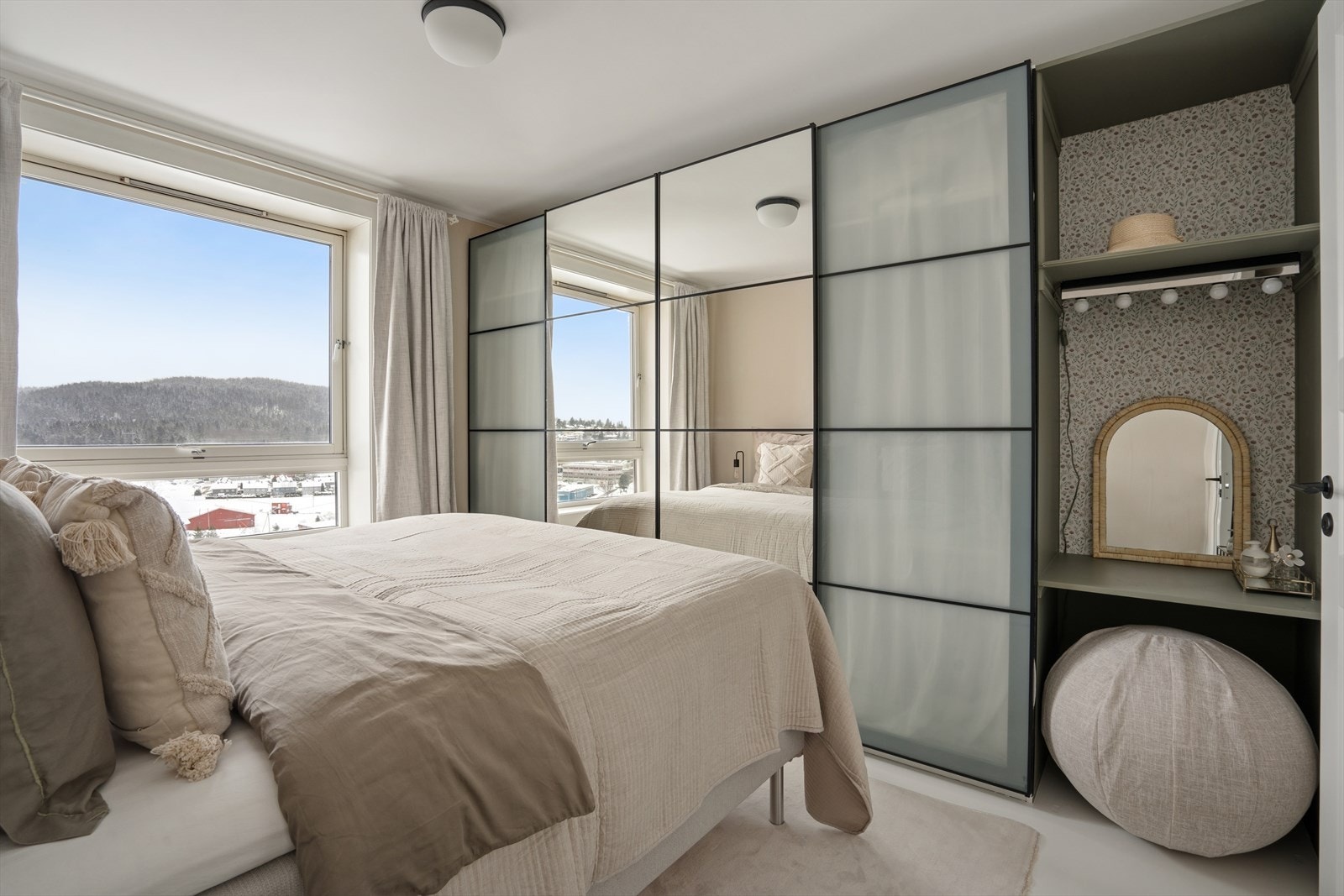 Soverommet er innredet med praktisk garderobe og sminkestasjon. Galleribilde