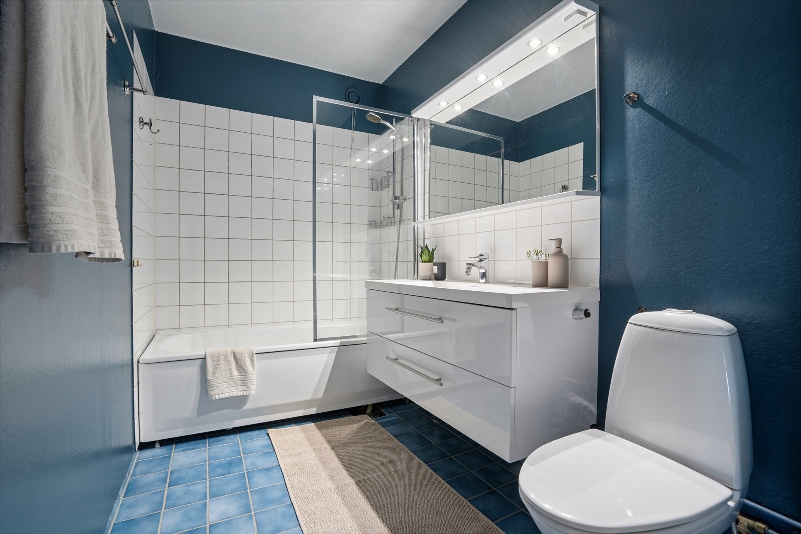 Baderommet er utstyrt med badekar. Galleribilde