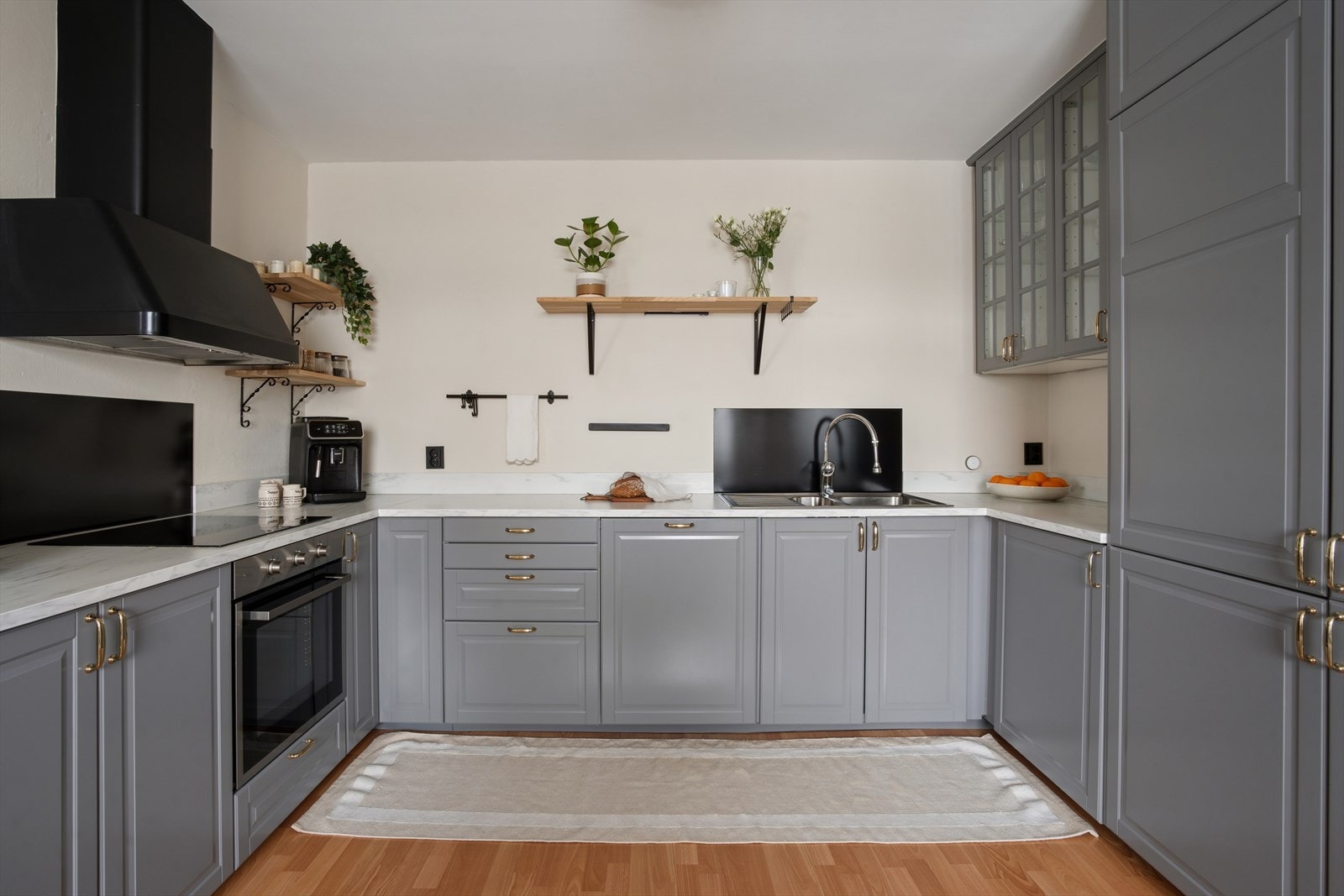 Kjøkkenet er utstyrt med integrerte hvitevarer. Galleribilde