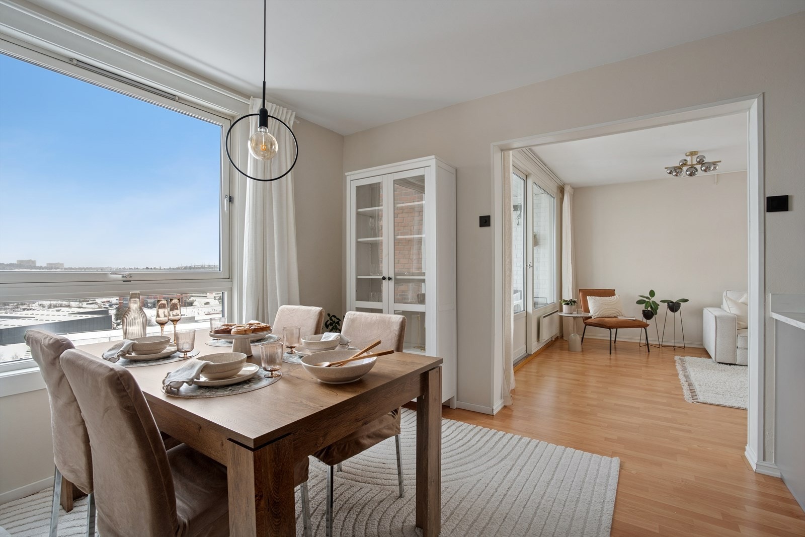 Hyggelig spiseplass på kjøkkenet. Galleribilde