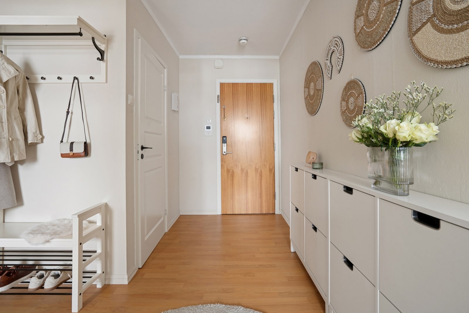 Entreen har god plass til diverse oppbevaringsløsninger. Inngangsdøren er utstyrt med elektronisk dørlås (Yale Doorman) Galleribilde