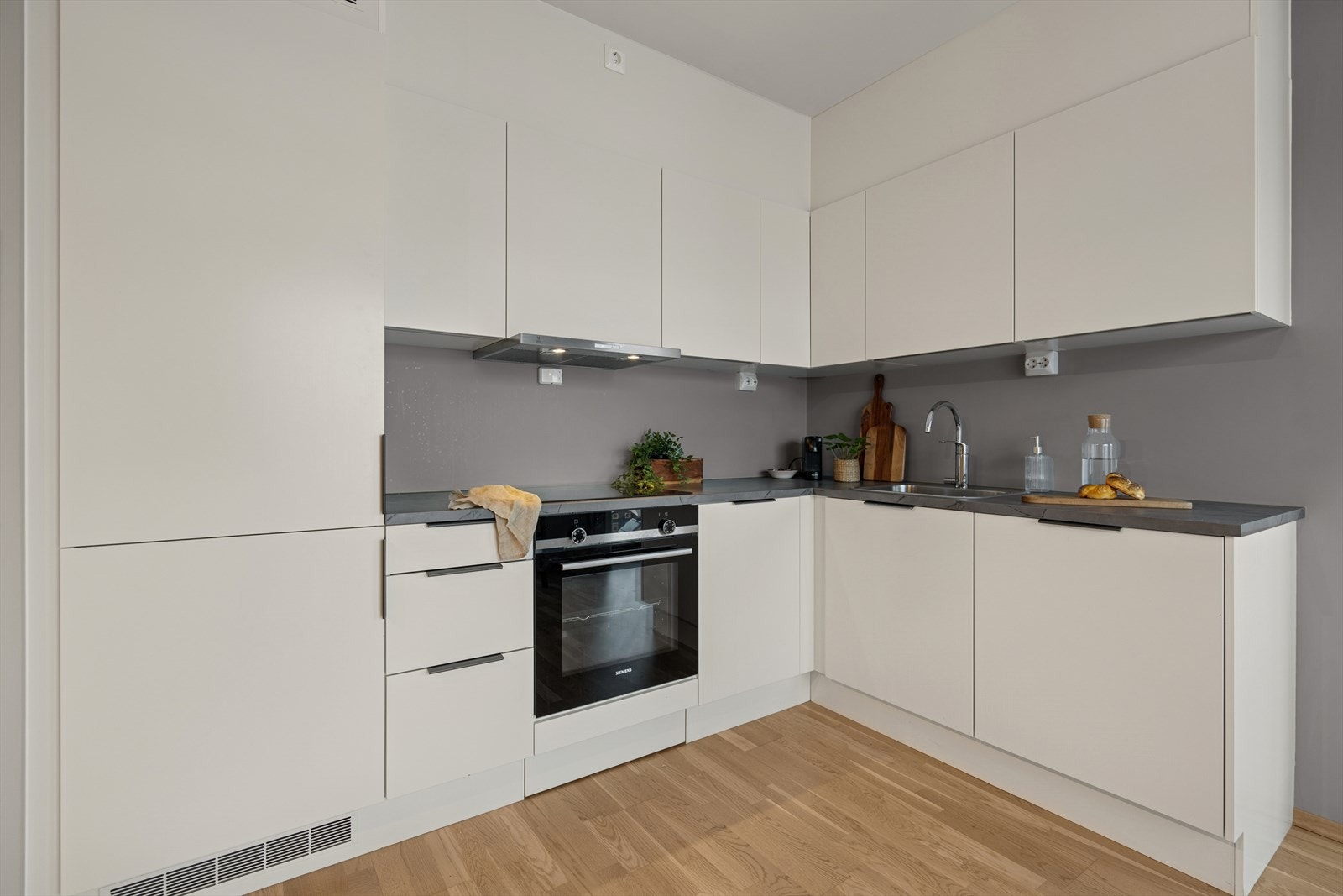 Kjøkkenet har en slitesterk laminatbenkeplate og godt med skap- og benkeplass. Galleribilde