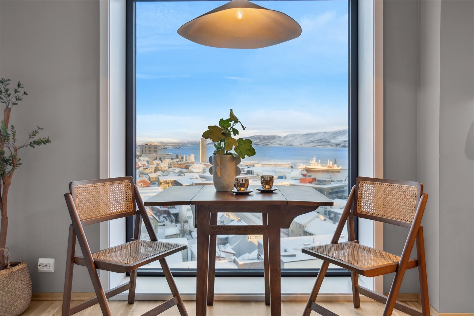 Ved vinduet er det en naturlig plass for spisebordet, hvor måltidene kan nytes med utsikt. Galleribilde