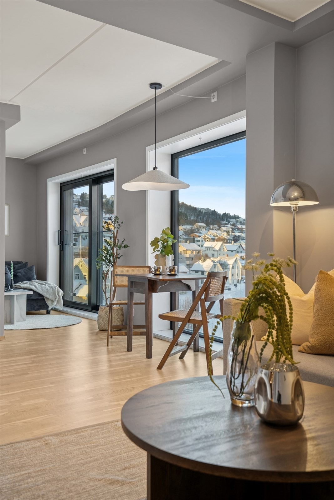 Boligen har balansert ventilasjon med varmegjenvinning, som bidrar til et sunt inneklima og energieffektivitet. Galleribilde