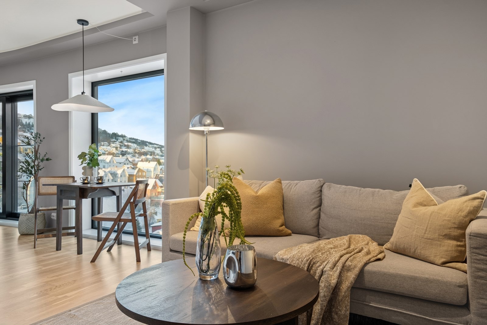 Gjennomgående parkett på gulv i oppholdsrom og malte veggflater gir et helhetlig inntrykk. Galleribilde