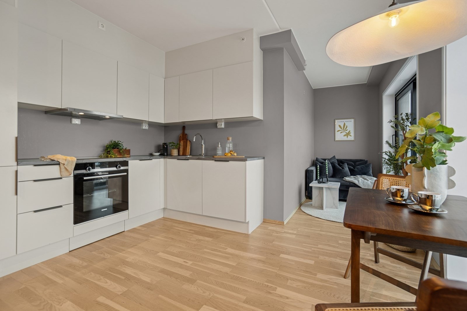 Leiligheten har en åpen og sosial planløsning mellom stue og kjøkken, som skaper en lys atmosfære. Galleribilde