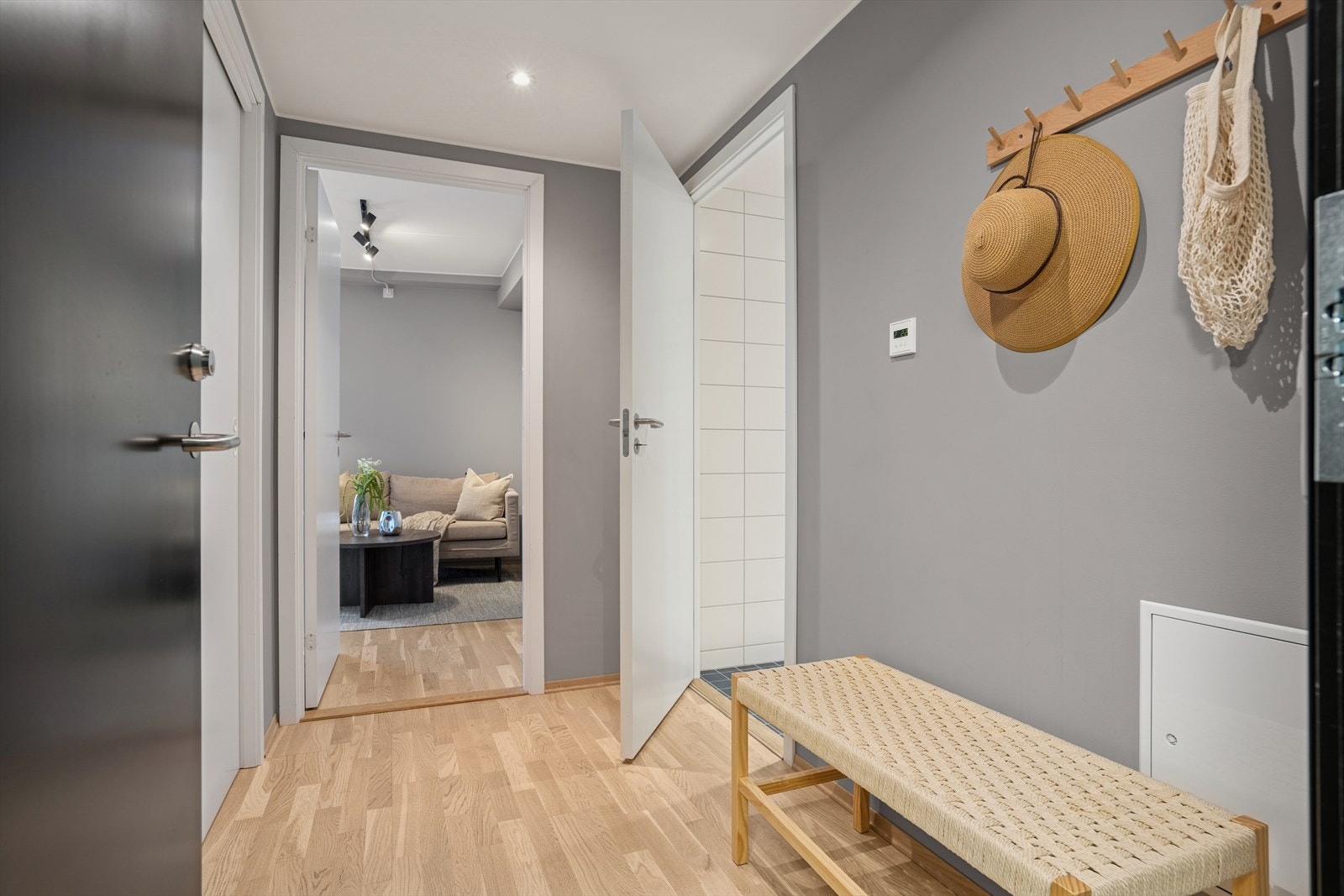 Praktisk entré med adkomst til en innvendig bod. Leiligheten disponerer også en sportsbod i underetasjen. Galleribilde