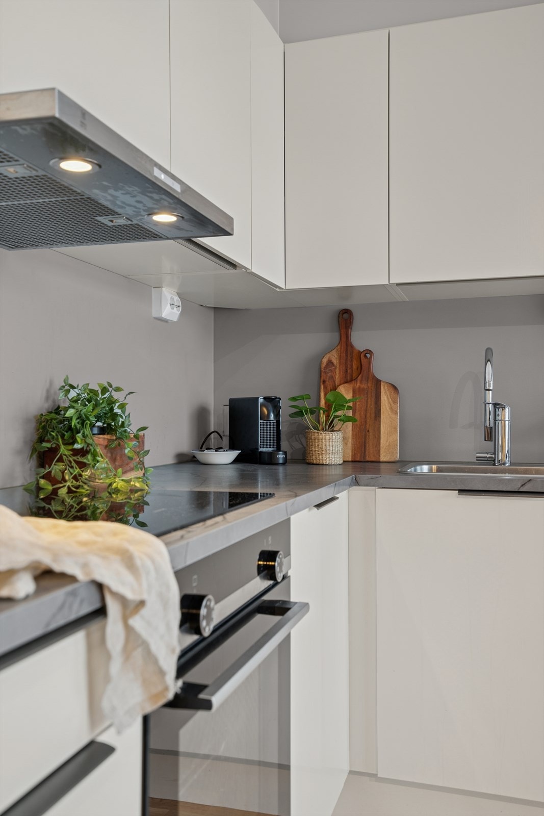 For ekstra trygghet er kjøkkenet utstyrt med komfyrvakt og vannstoppsystem. Galleribilde