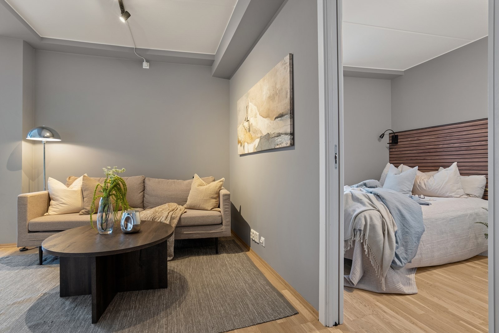 Fra stuen er det adkomst til et lyst og romslig soverom. Galleribilde