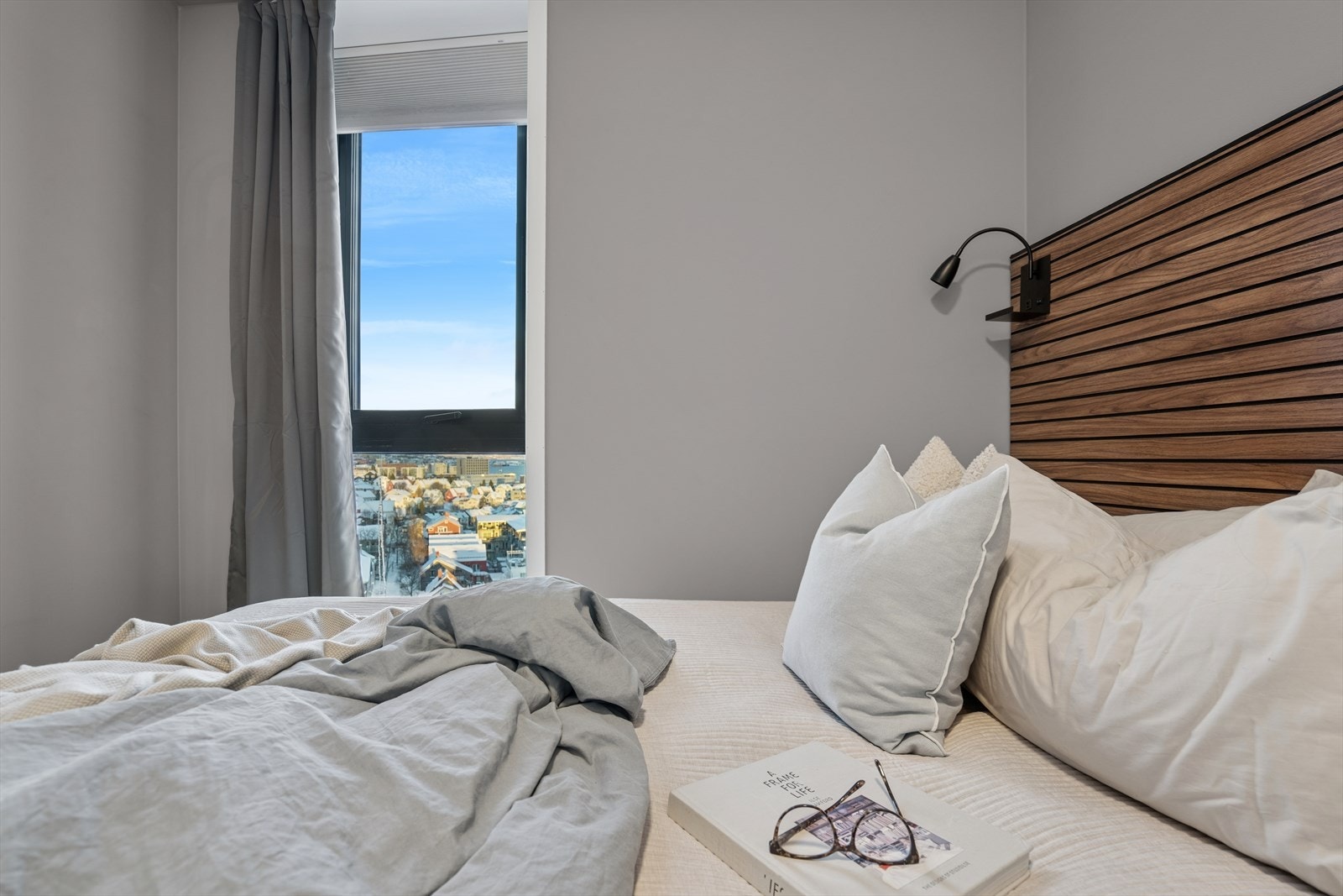 Også fra soverommet kan du våkne til den flotte utsikten over byen. Galleribilde