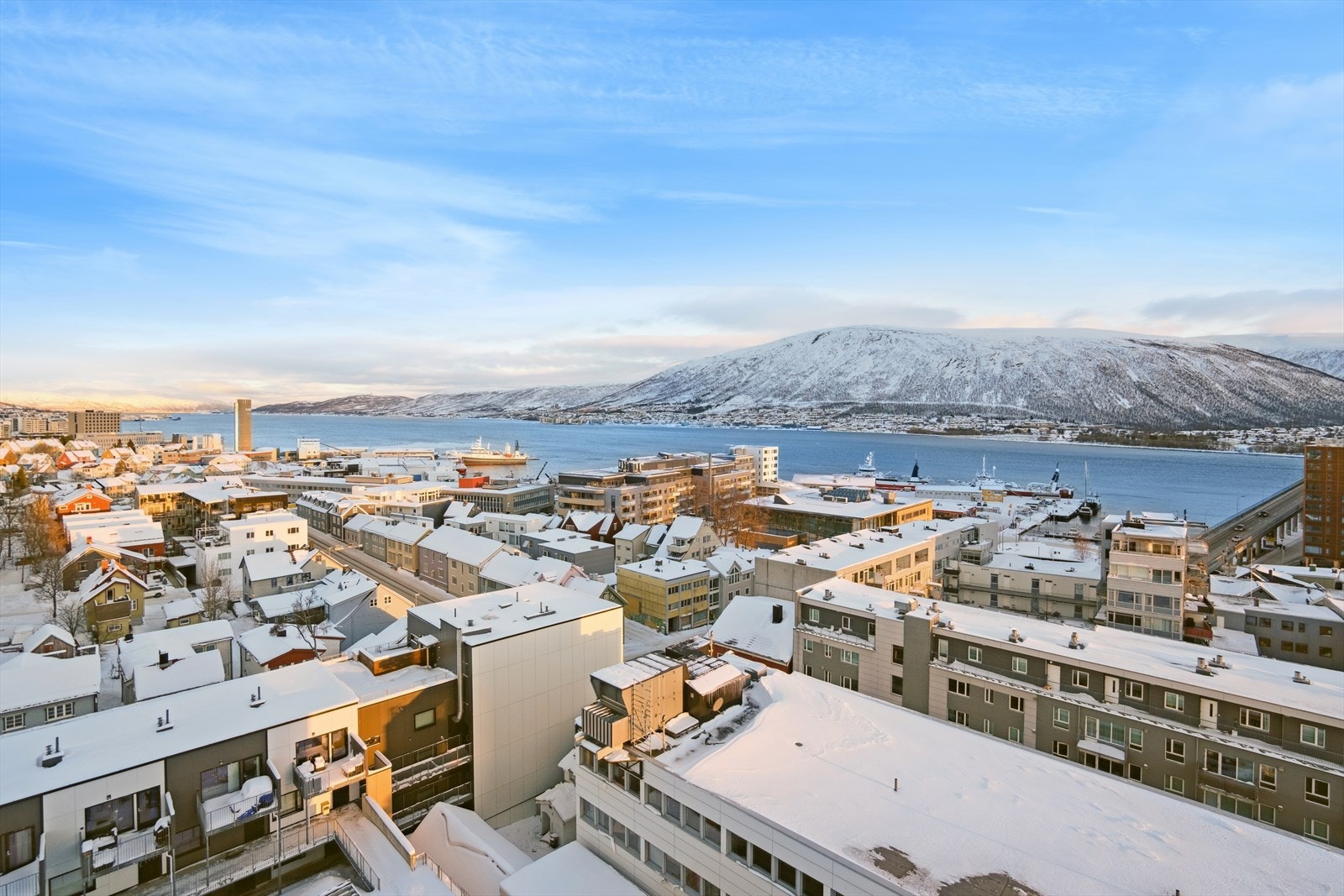 Med beliggenhet på toppen av Storgatbakken har du umiddelbar nærhet til alt av byens fasiliteter. Galleribilde