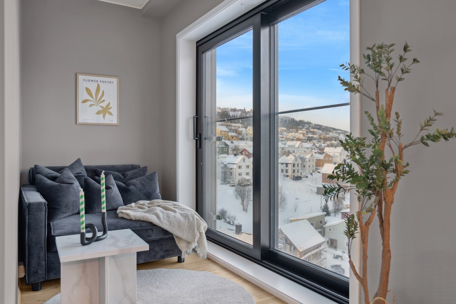 Leiligheten er utstyrt med moderne aluminiumsvinduer med 3-lags glass som sikrer god isolasjon. Galleribilde