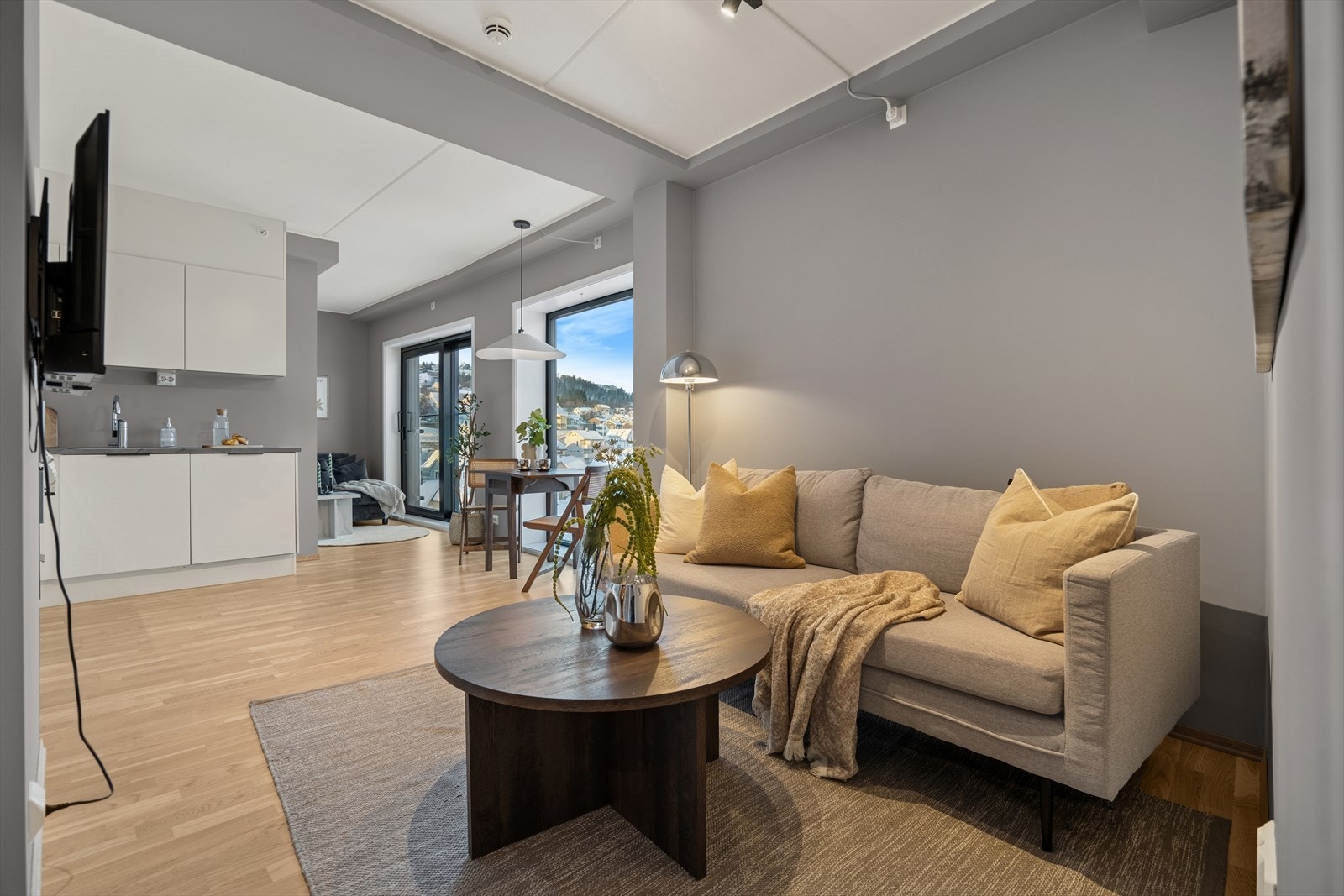 Stuen er lys og åpen med god plass til sofagruppe og øvrig møblement. Galleribilde