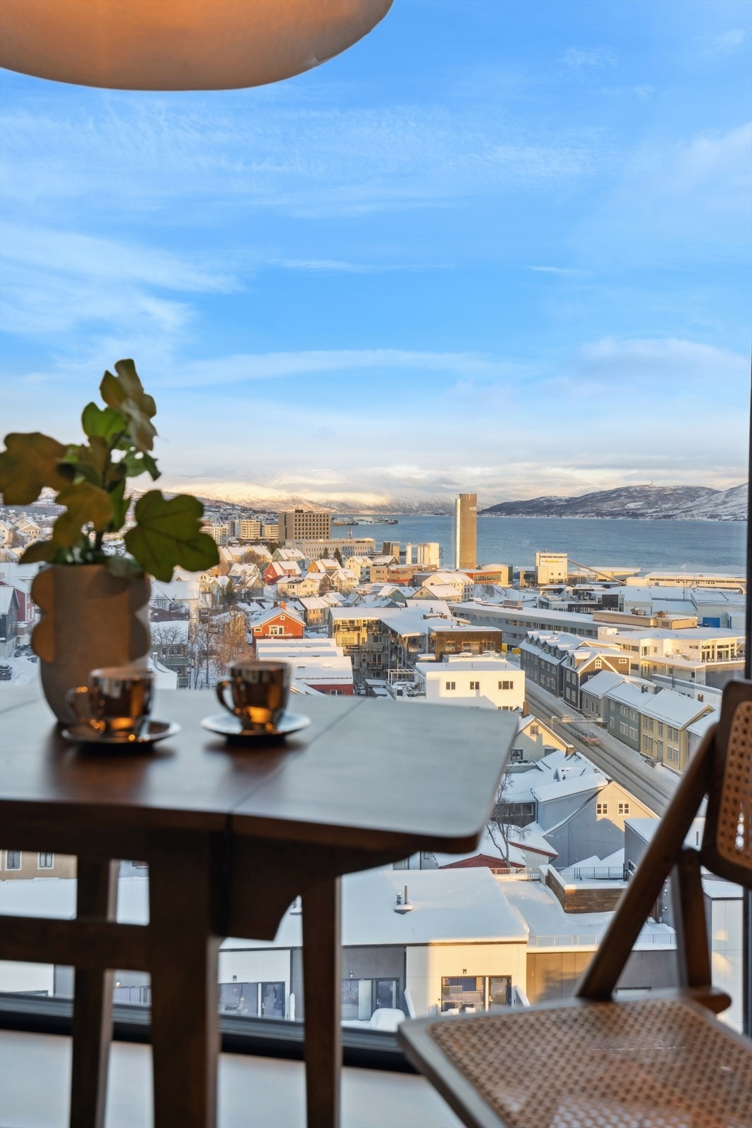 Herfra ser du utover byens tak, sundet og de omkringliggende fjellene. Galleribilde