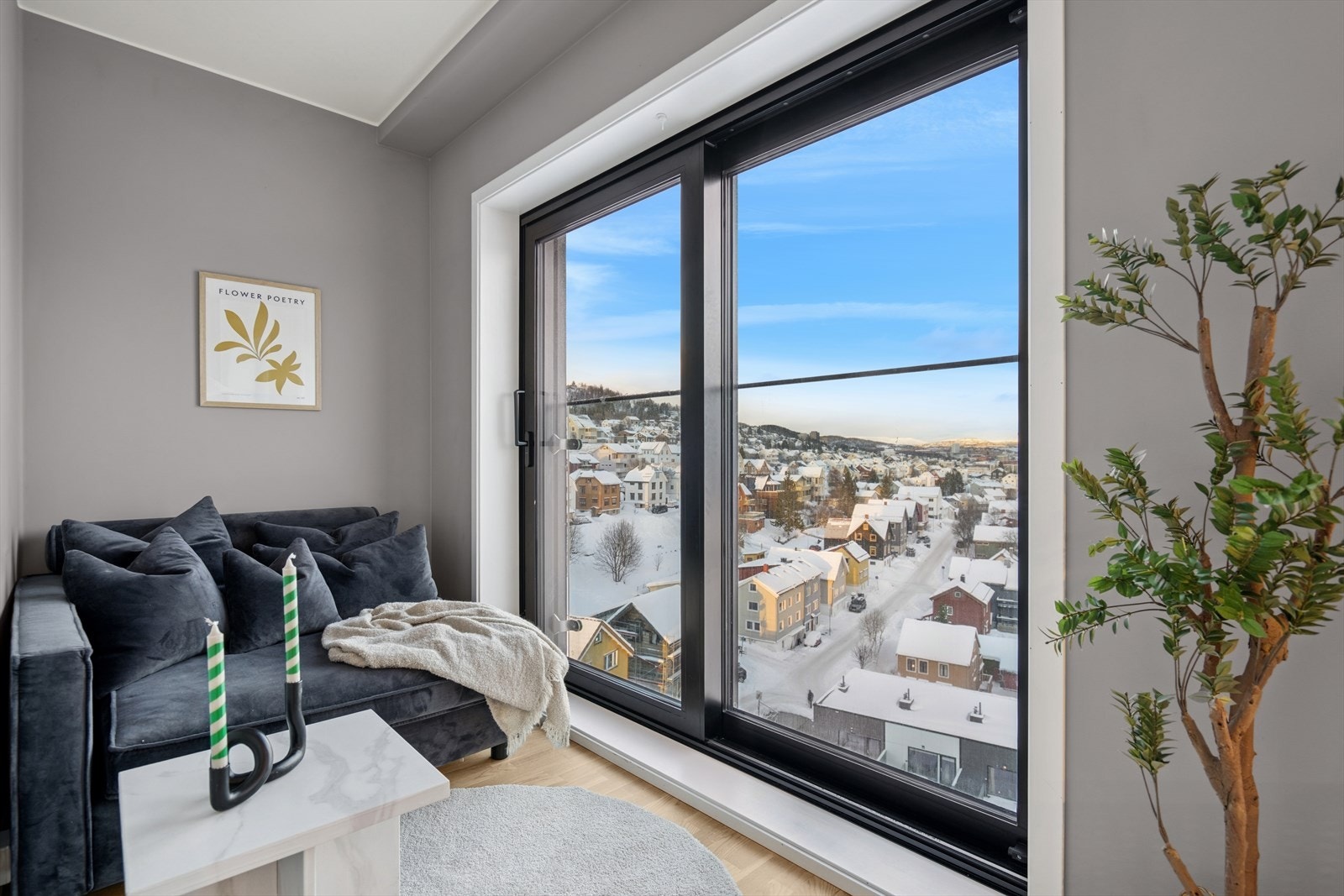 Fra 9. etasje i dette bygget fra 2020, åpner store vindusflater for en flott utsikt over byen og Tromsøysundet. Galleribilde