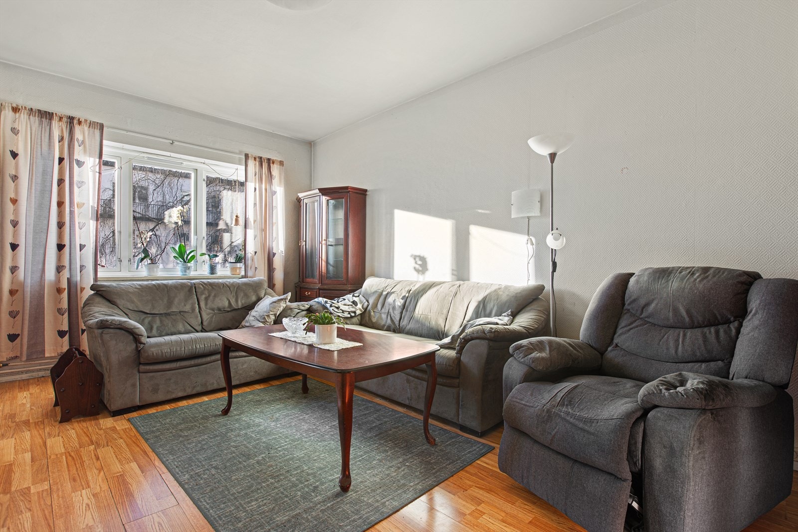 Store vindusflater slipper inn rikelig med dagslys. Galleribilde