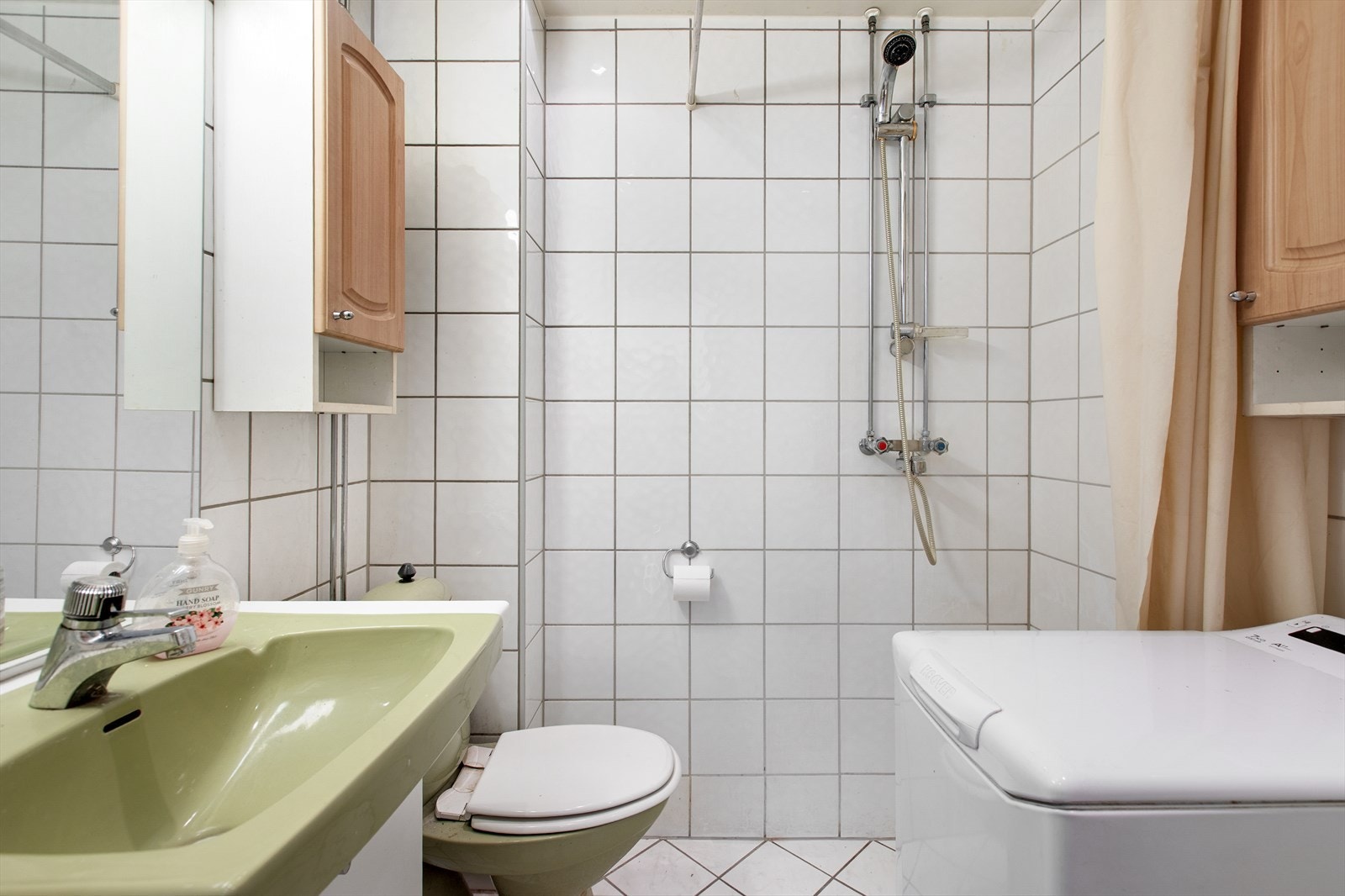 Badet er helfliset og utstyrt med dusj og opplegg for vaskemaskin. Galleribilde