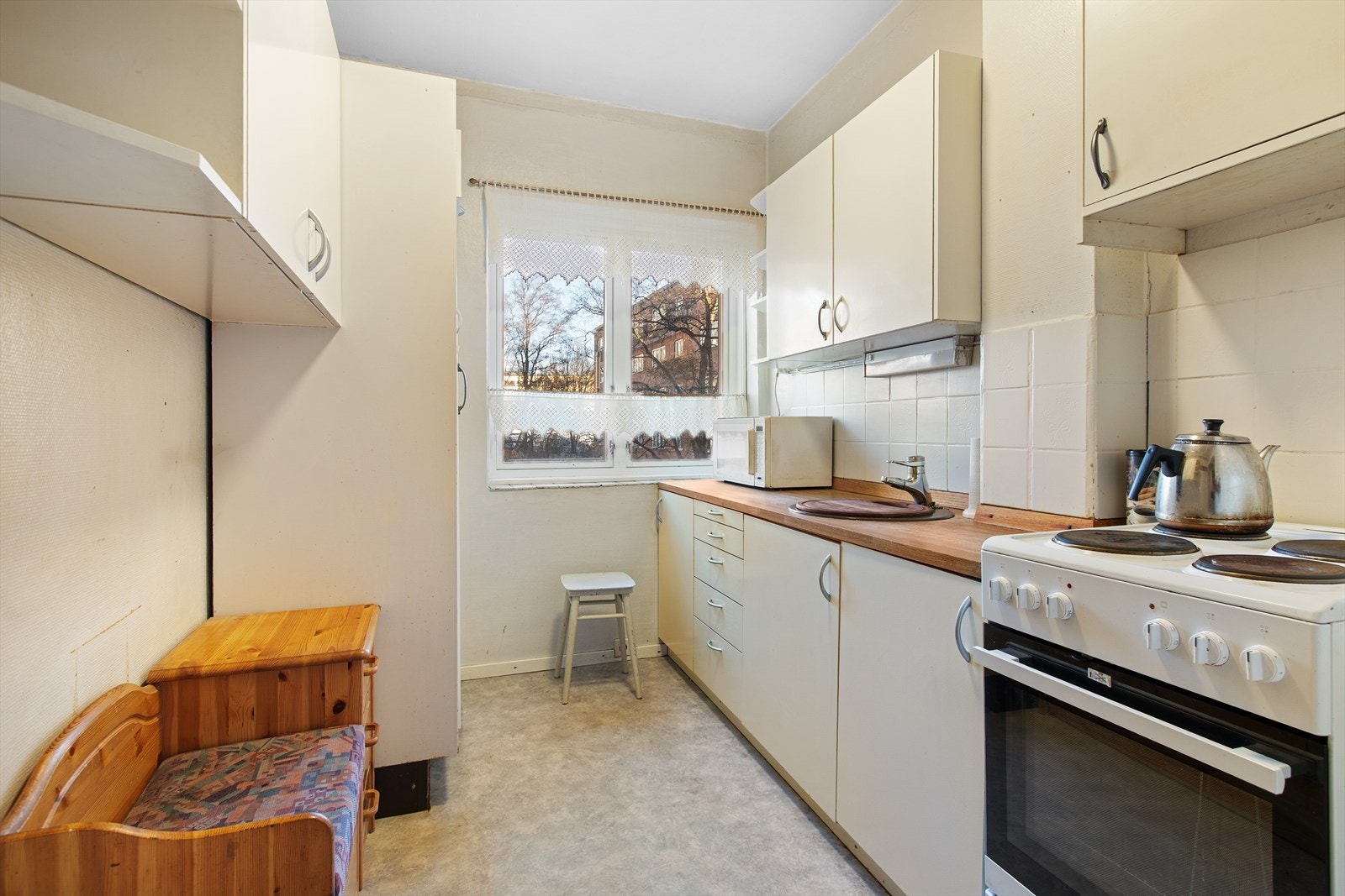 Innredningen byr på god lagringsplass i over- og underskap. Galleribilde