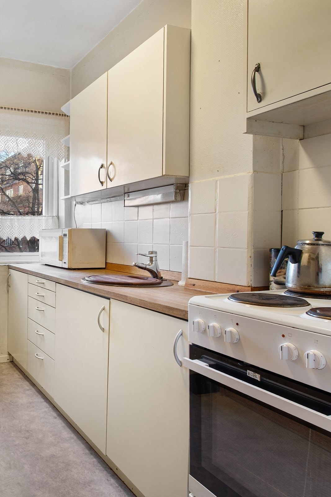 Eldre med funksjonelt kjøkkenet. Galleribilde