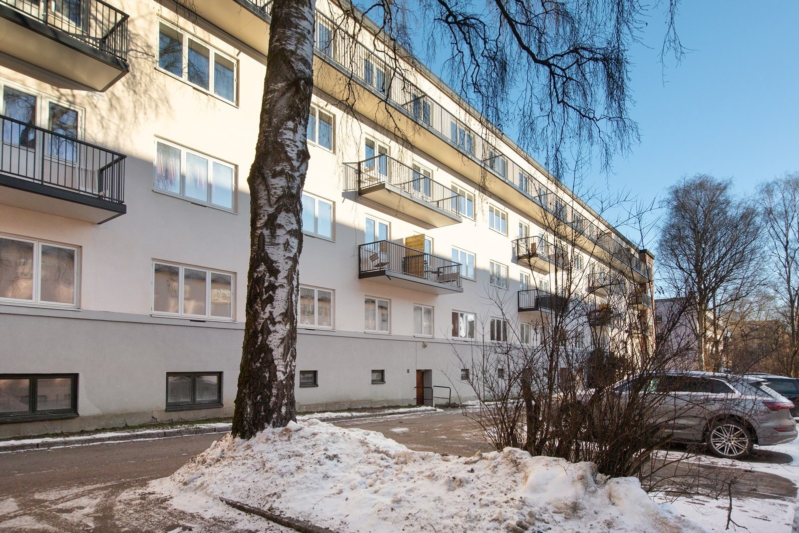 Leiligheten ligger i en klassisk funkisgård med velholdte fellesarealer. Galleribilde