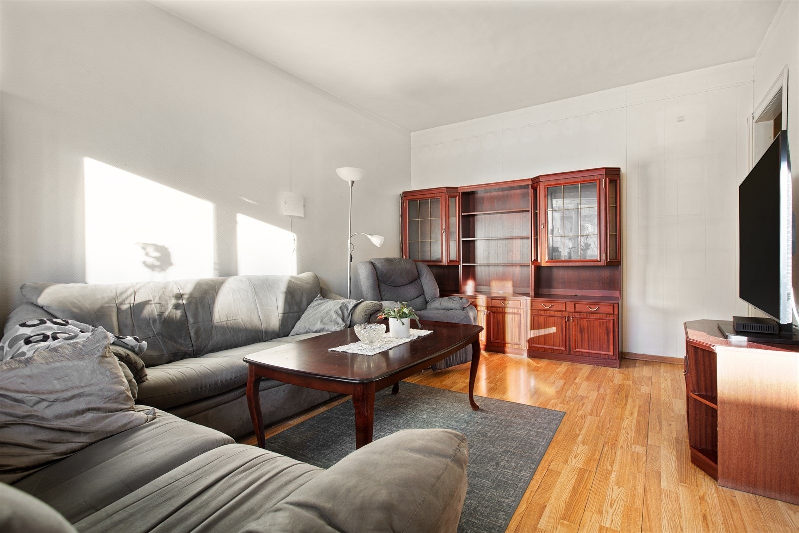 Stuen er romslig og lett å møblere, med plass til en stor sofagruppe. Galleribilde