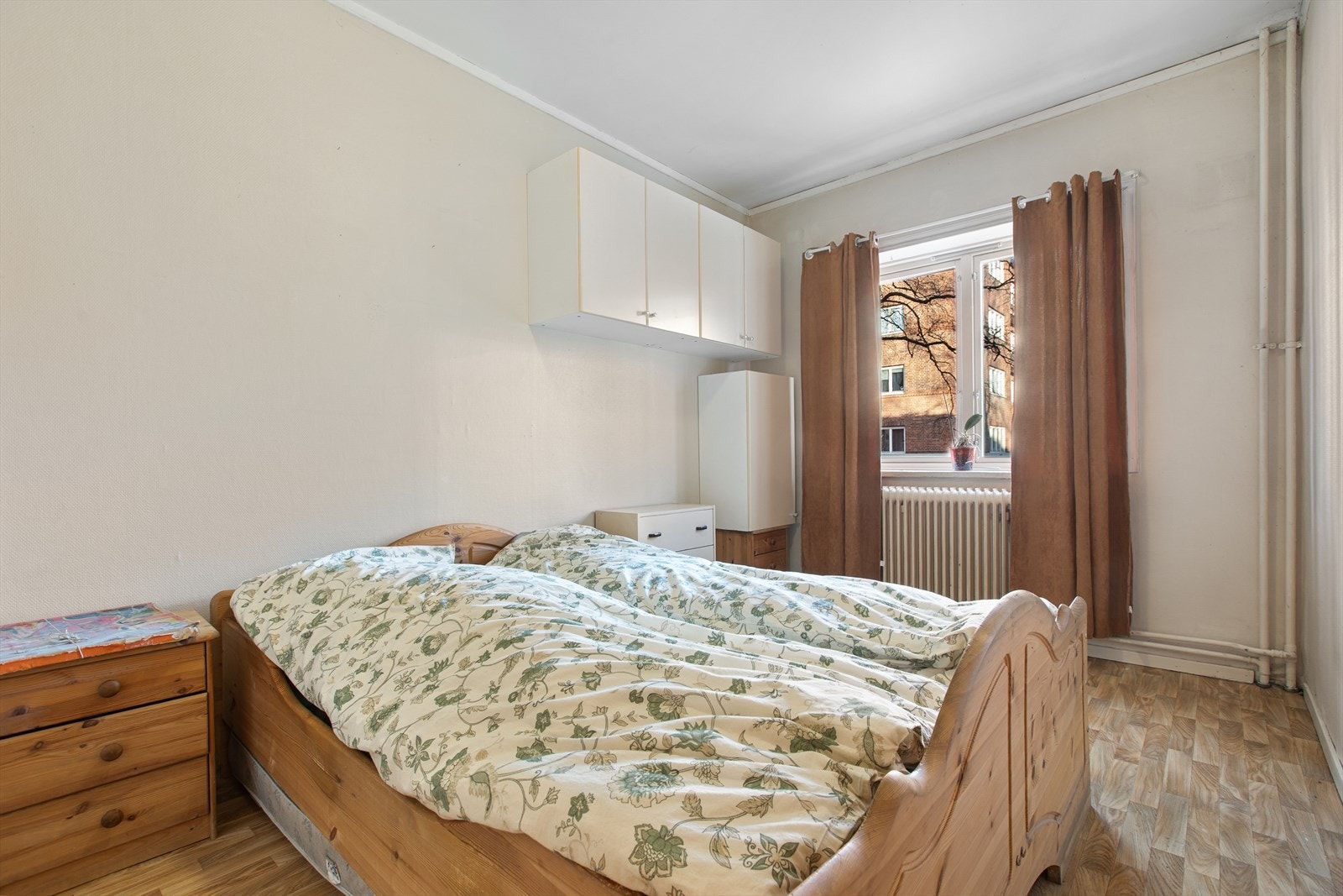 Soverommet er romslig og har plass til dobbeltseng og nattbord. Galleribilde