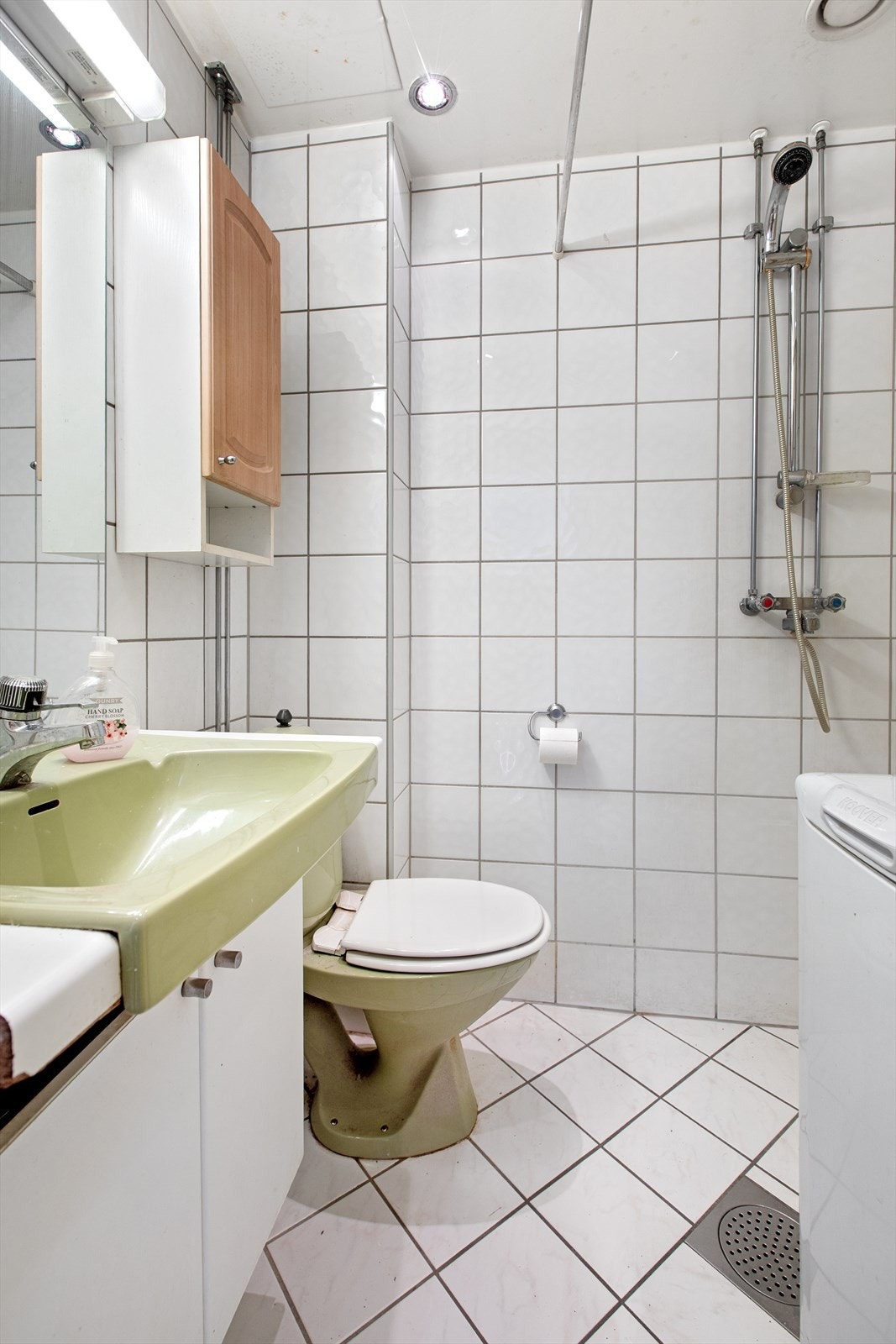 Rommet inneholder servant med underskap, speilskap og toalett. Galleribilde