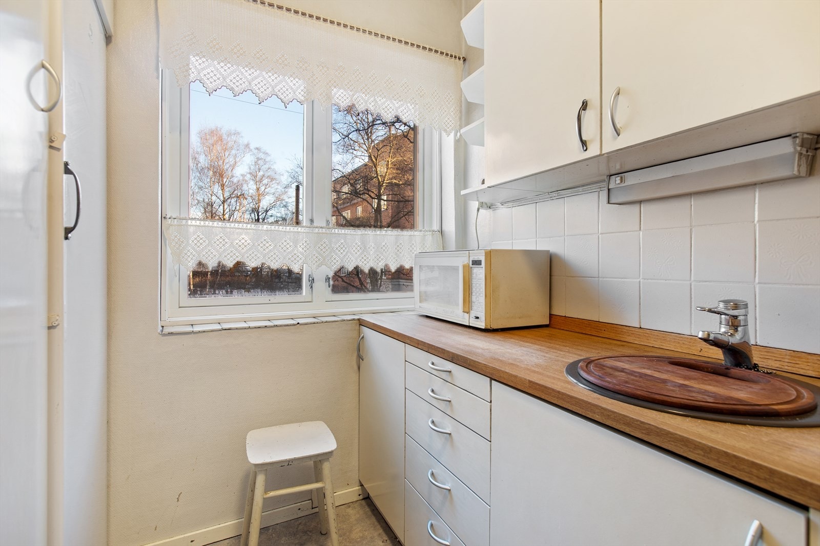 Vinduet på kjøkkenet gir godt med naturlig lys til matlagingen. Galleribilde