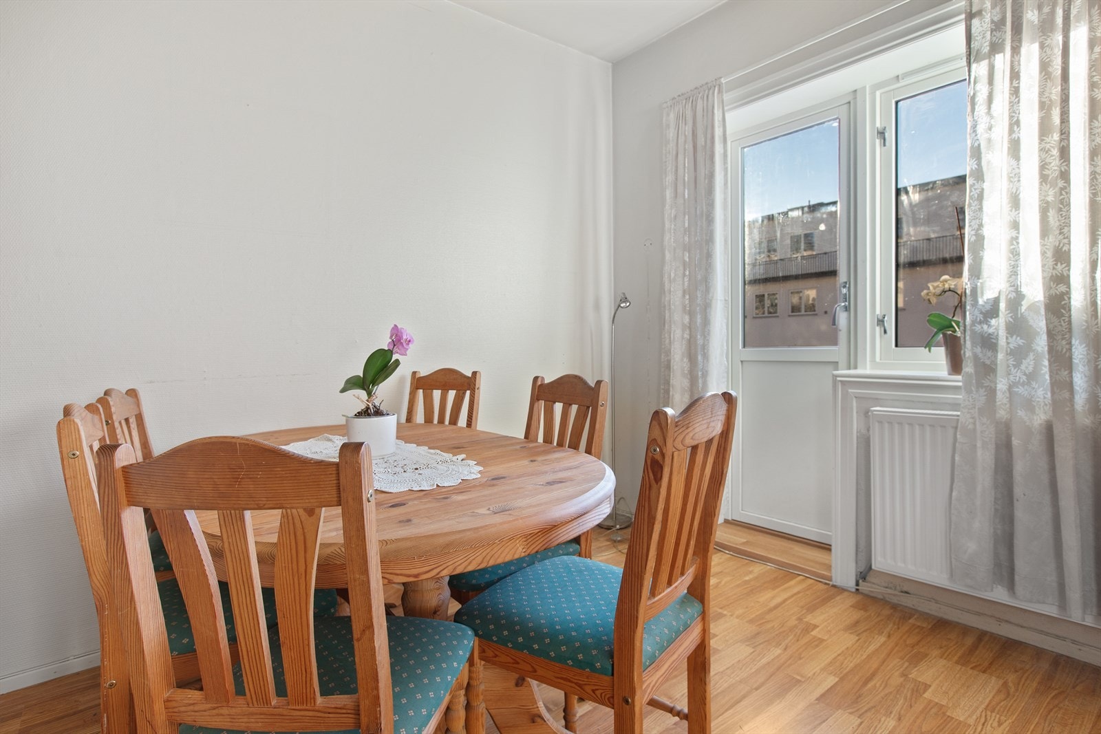 Leiligheten har en lys stue og en separat spisestue med utgang til balkong. Spisestue kan gjøres om til soverom, kontakt megler for mer info. Galleribilde