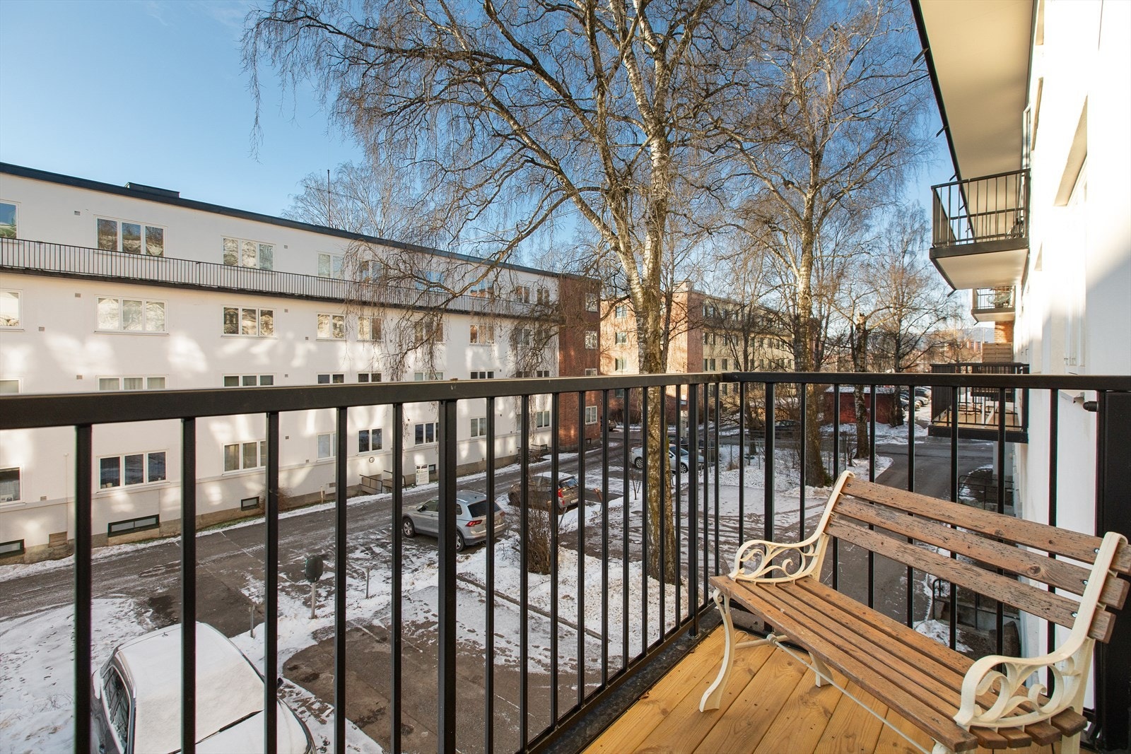 Balkongen er et hyggelig uterom med plass til en sittegruppe. Balkong etablert i 2025! Galleribilde