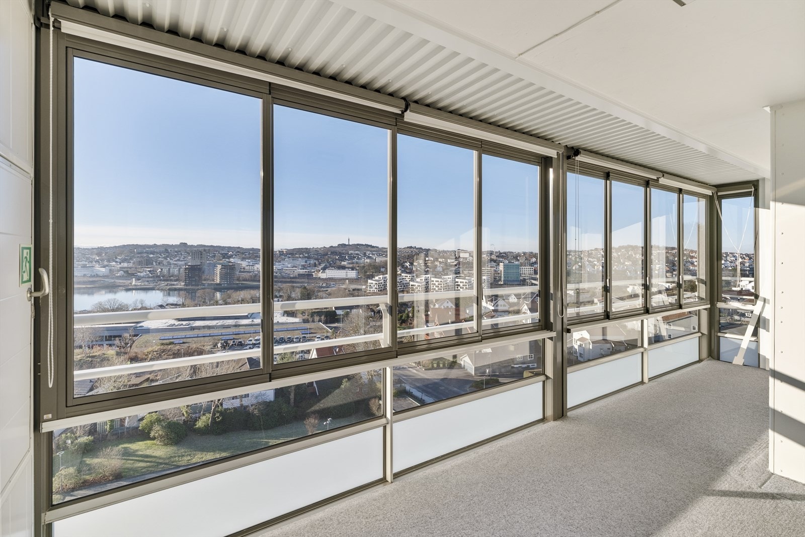 Den innglassede balkongen gir virkelig en merverdi til leiligheten, og rommet blir en naturlig forlengelse av stuen. Galleribilde