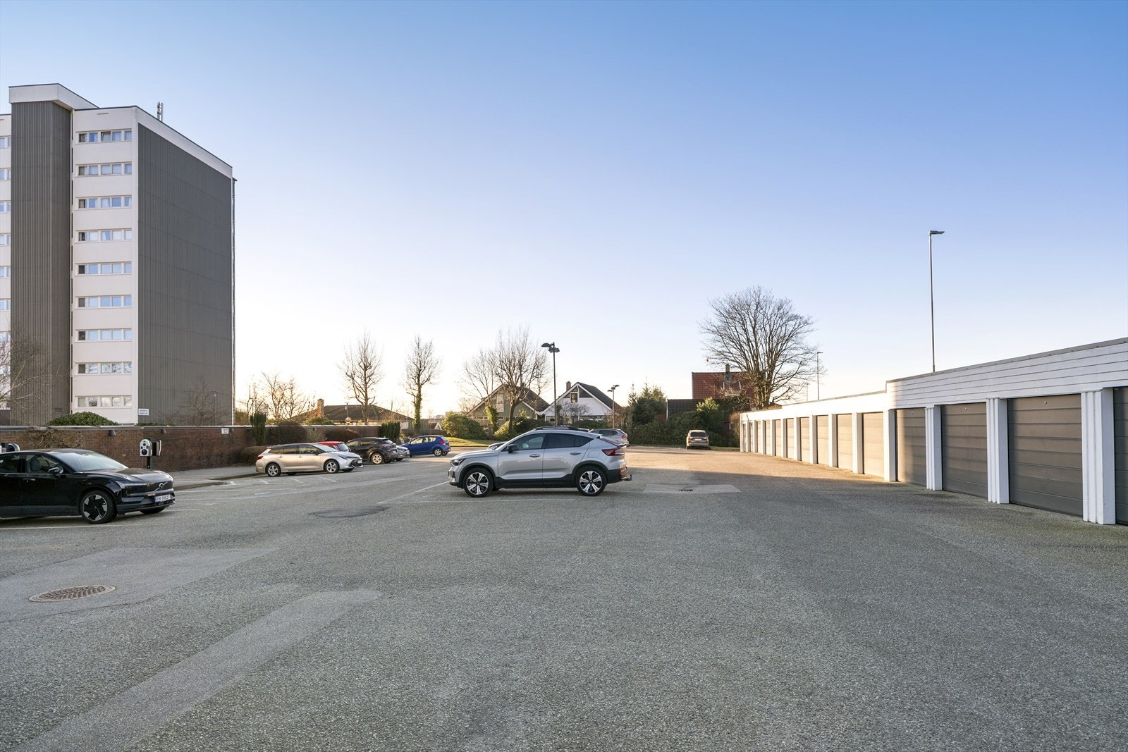 Utvendig p-plass. Det er 80% dekning på parkering. Pr. nå er det ledig kapasitet for ny eier å få tildelt p-plass. Galleribilde