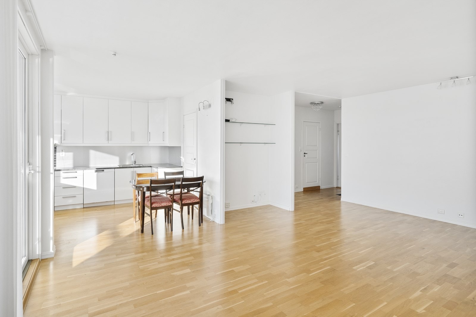 Stuen er romslig med god plass til både spisebord og sofagruppe. Galleribilde